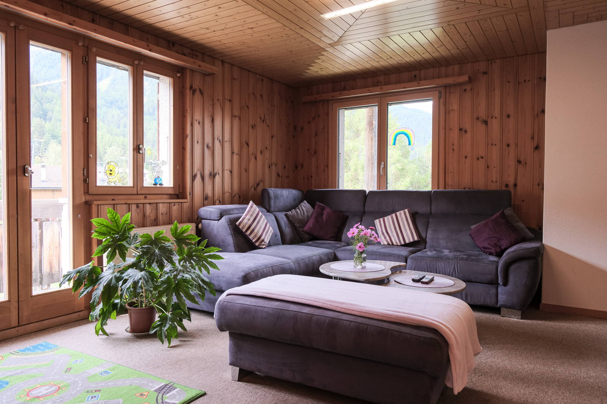 Wohnzimmer mit Sofa und Bergblick
