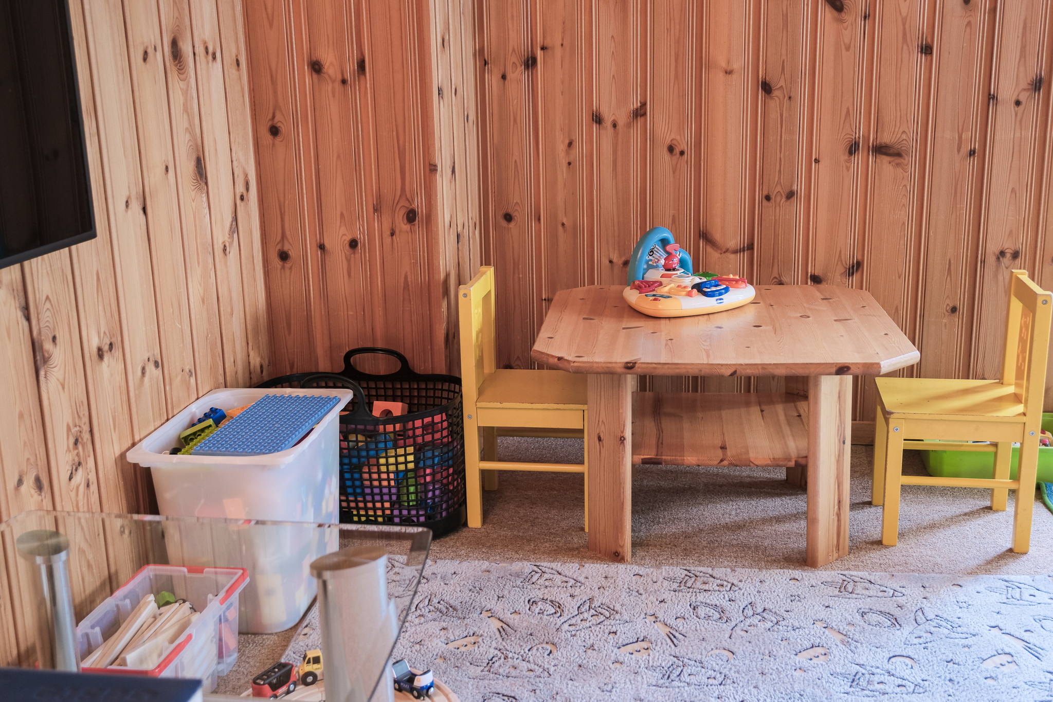 Spielecke mit Kindertisch im Ferienhaus Stockji Hitta