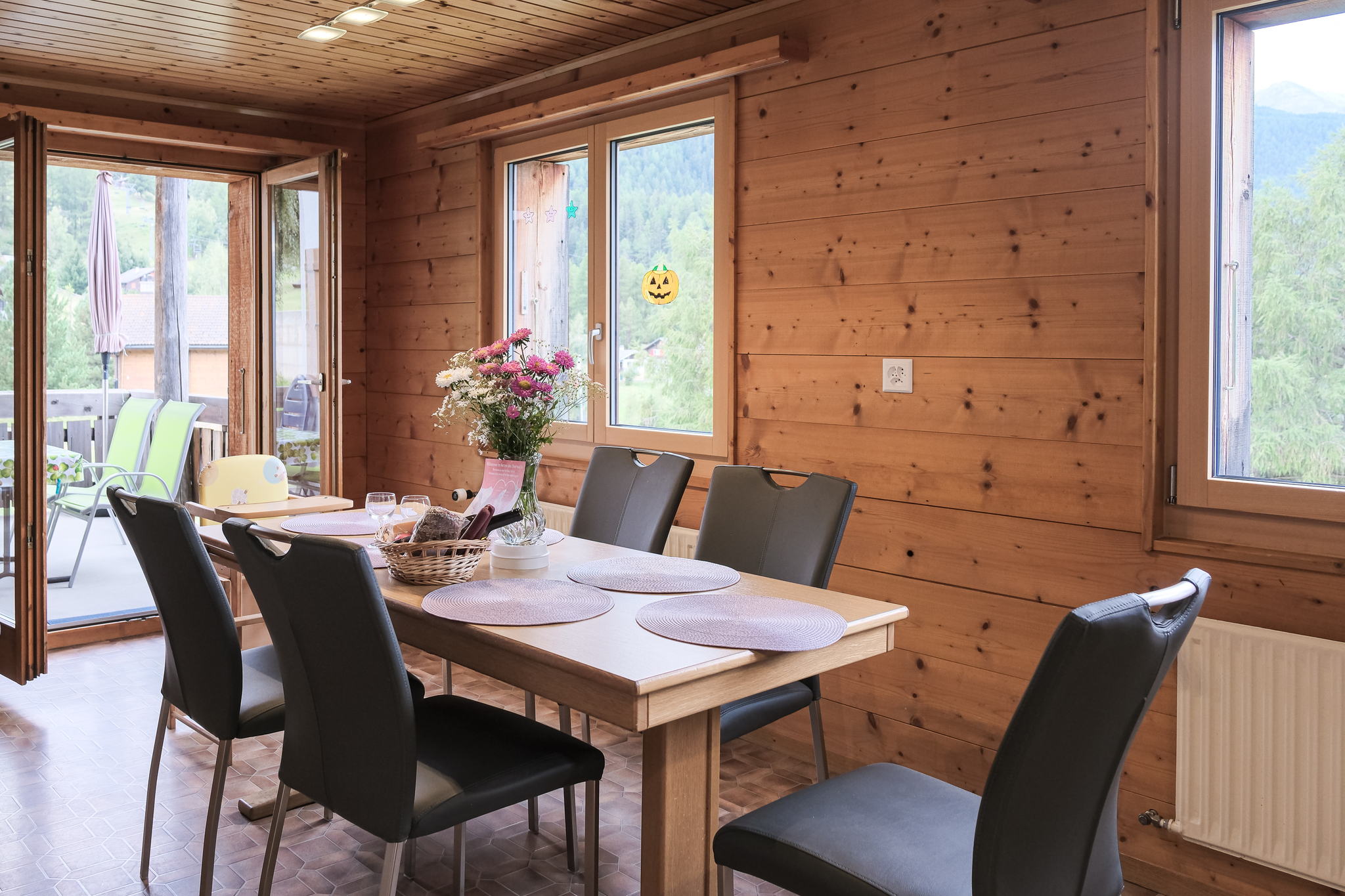 Esszimmer mit grossem Tisch