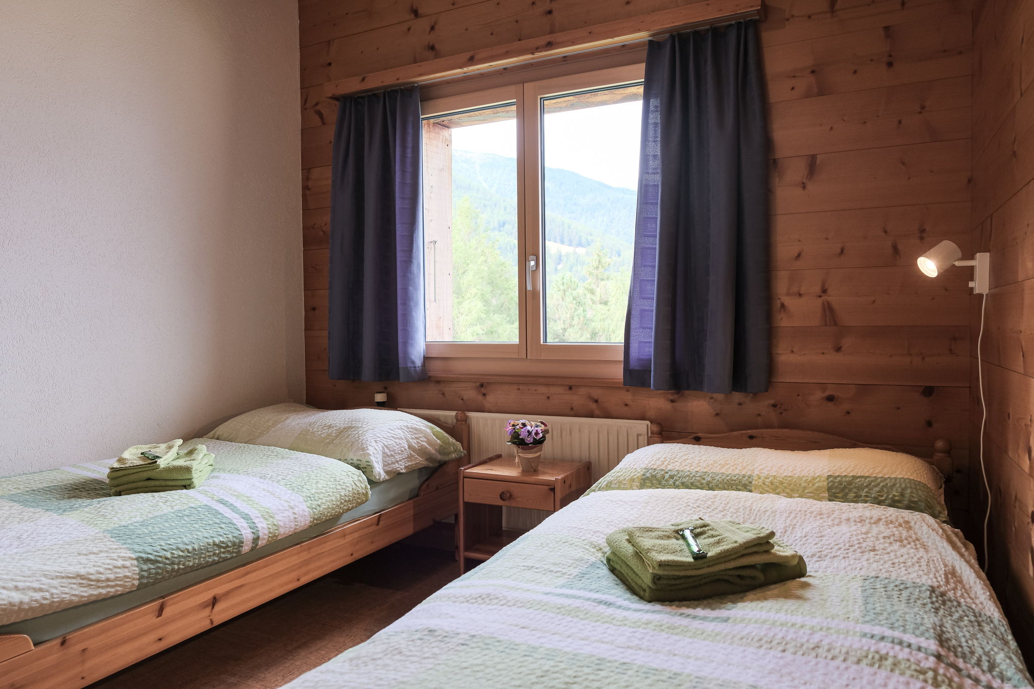 Schlafzimmer mit zwei Betten