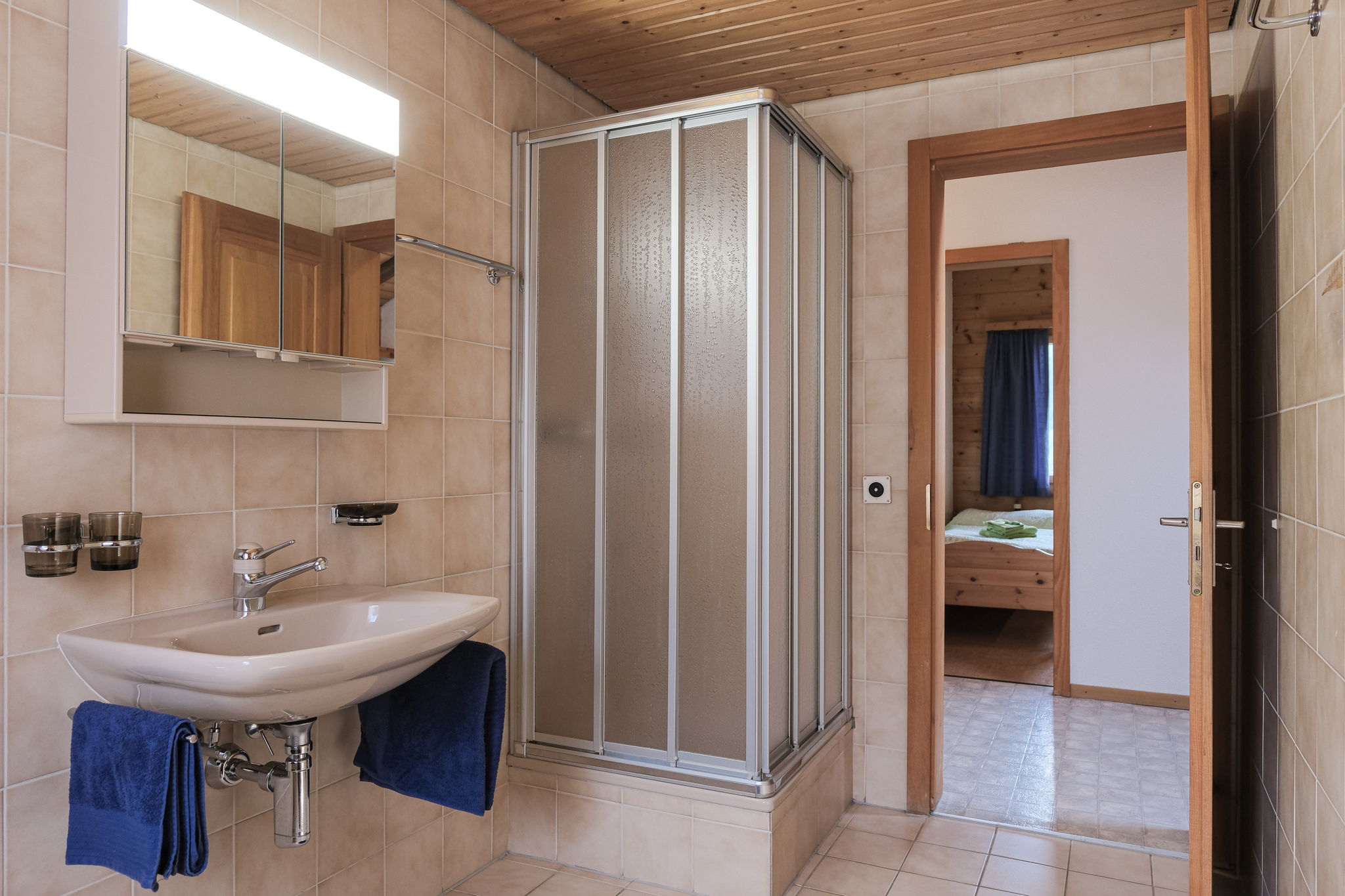 Badezimmer mit Dusche
