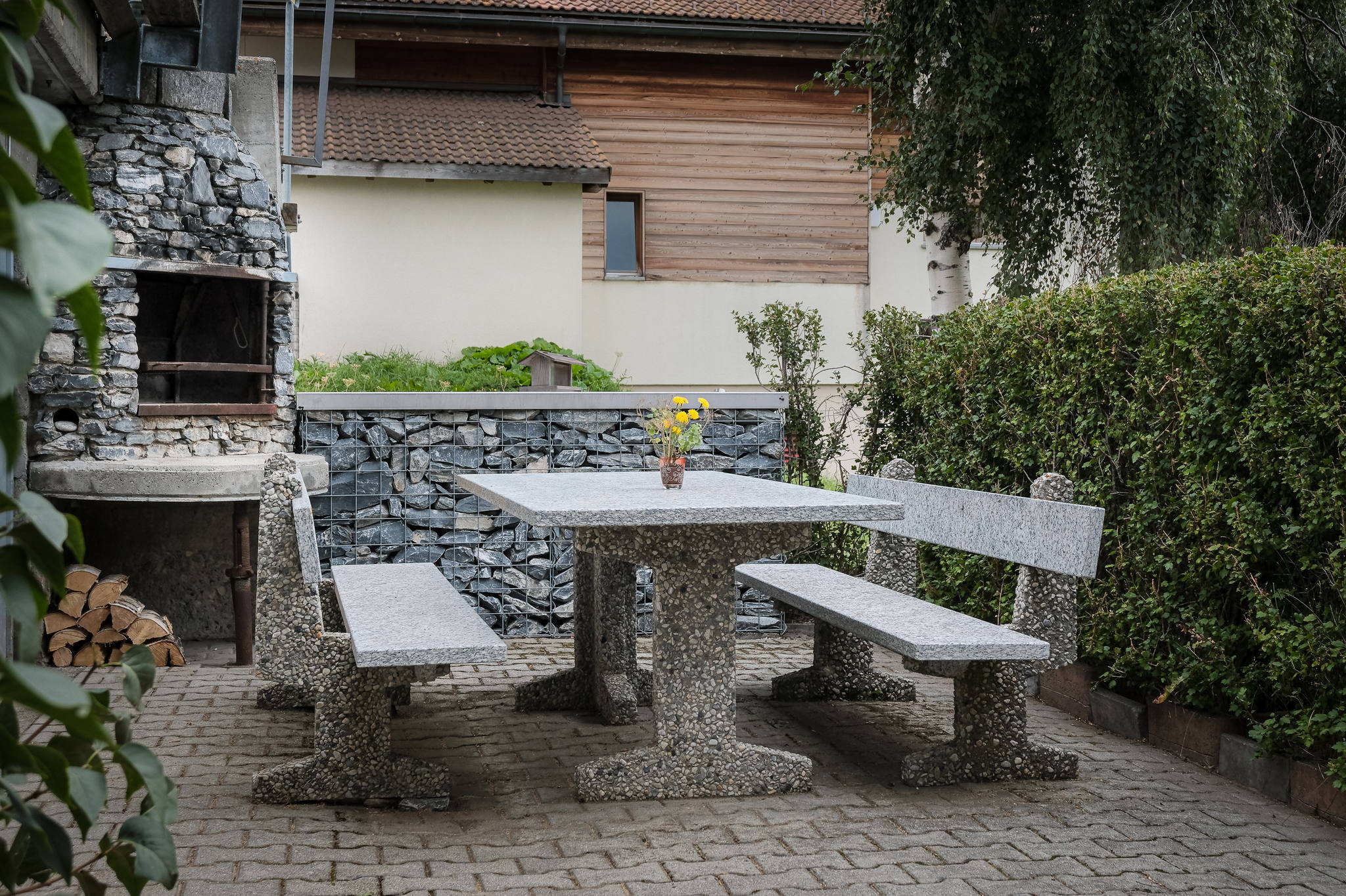 Grillplatz mit Steintisch und Sitzbänken