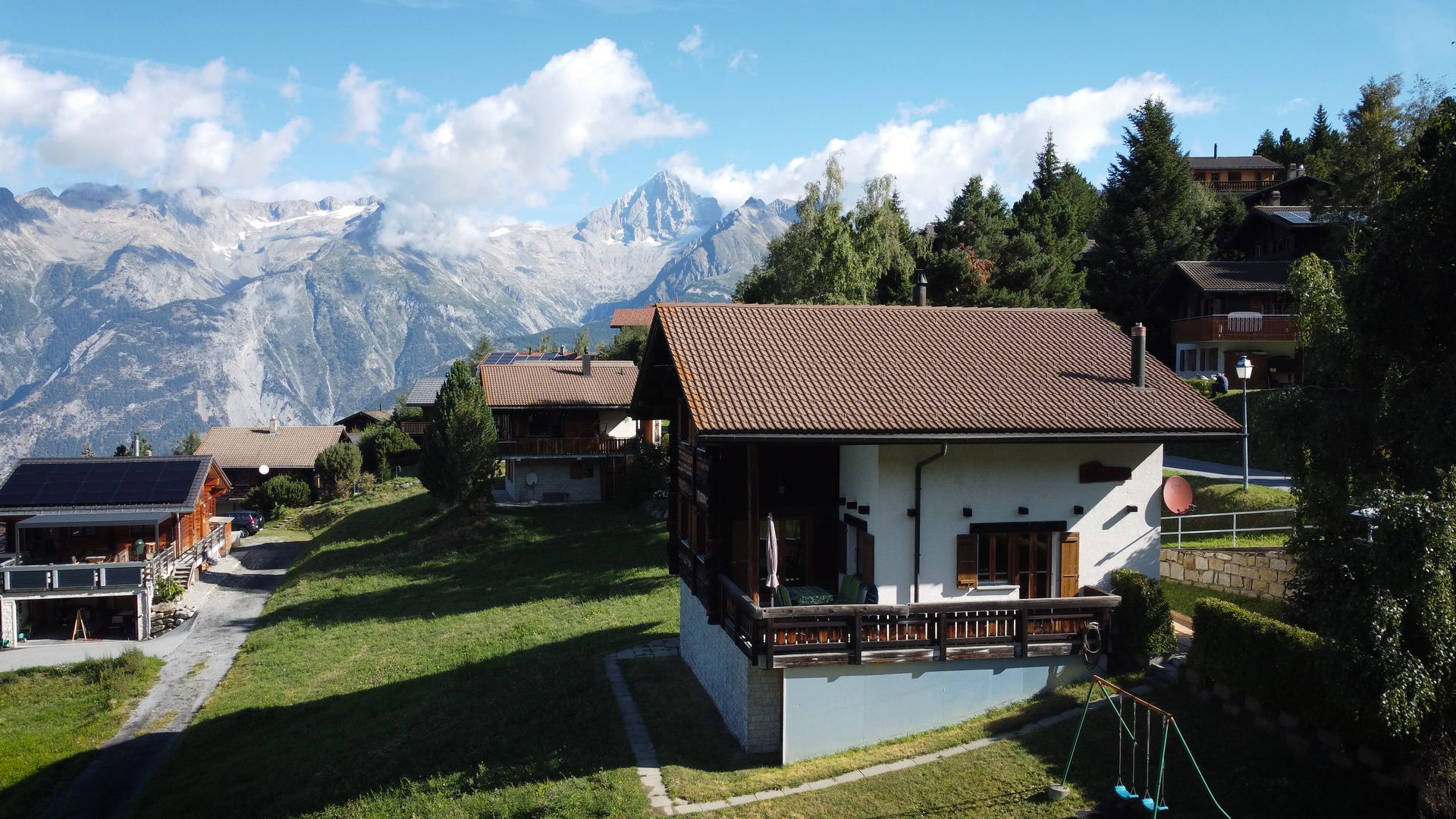 Ferienhaus Stockji Hitta in Bürchen von oben, mit Garten und Bergsicht